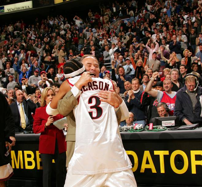 Iverson e coach O’Brien nel 2004 (Nba/Getty Images)